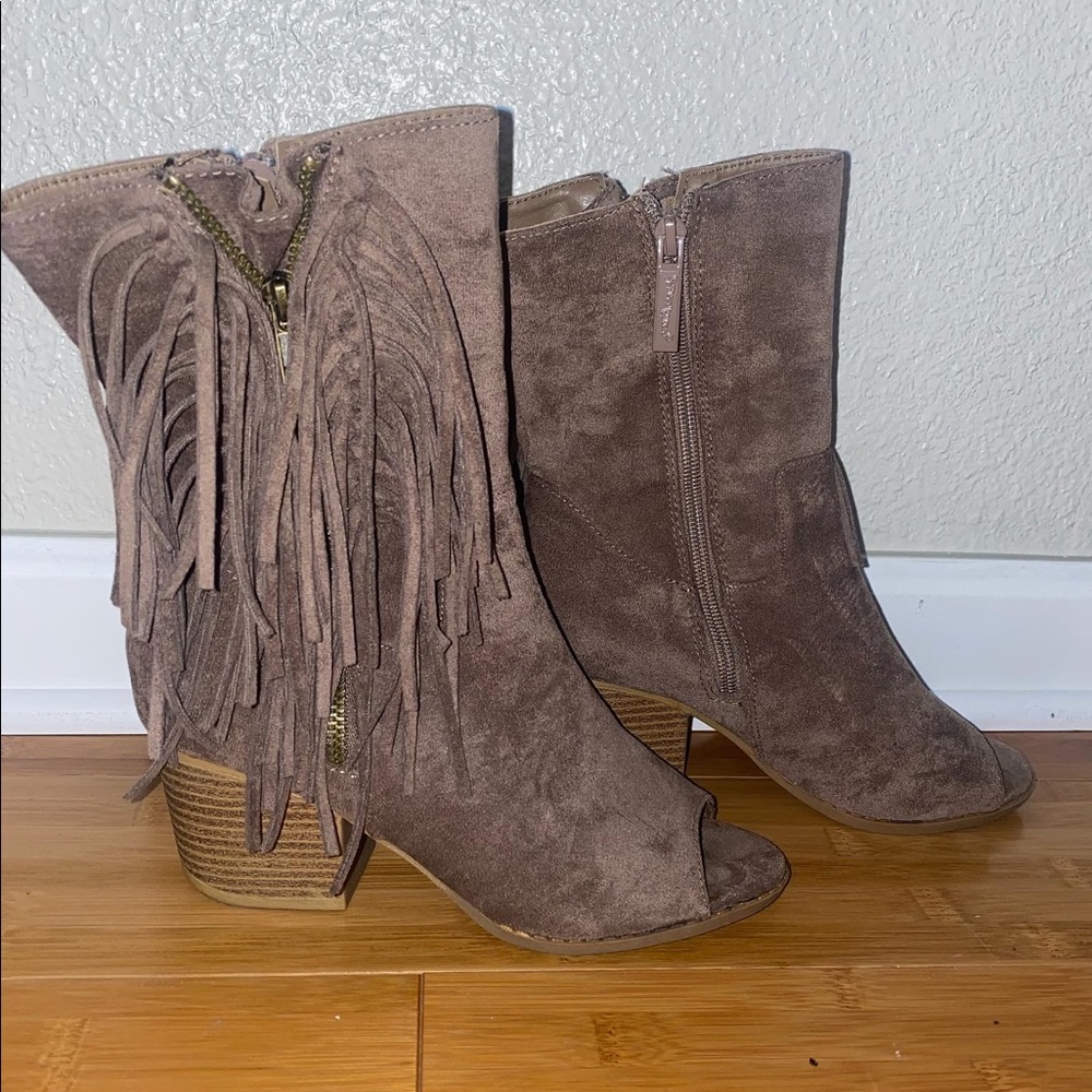 Tan colored mid length open toe fringe High heel.
SIZE 6.5